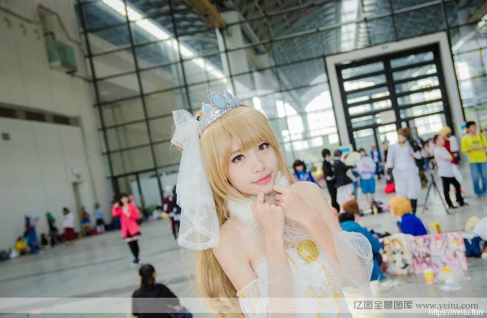白皙大眼萌妹妹可假发cosplay爱cosplay