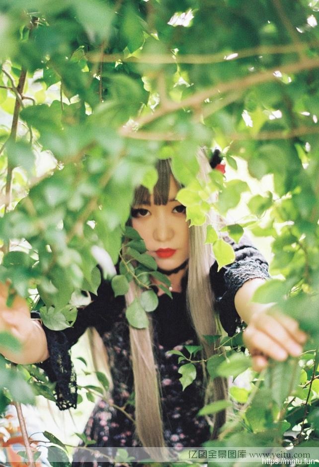 白皙少女野外清新cosplay工口cosplay红唇诱惑