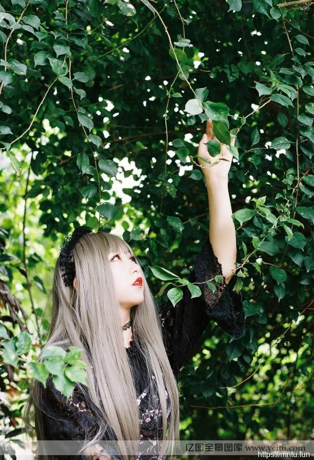 白皙少女野外清新cosplay工口cosplay红唇诱惑