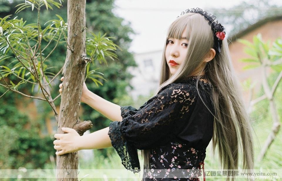 白皙少女野外清新cosplay工口cosplay红唇诱惑