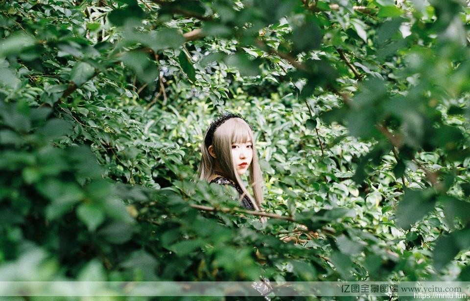 白皙少女野外清新cosplay工口cosplay红唇诱惑