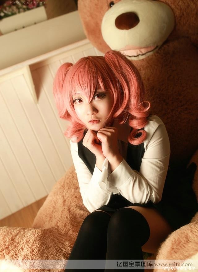 粉嫩真人cosplay可爱萌妹子cosplay室内拍摄