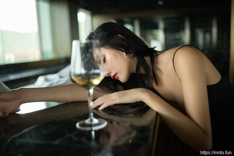 妩媚御姐阿朱低胸装醉酒勾魂夺魄