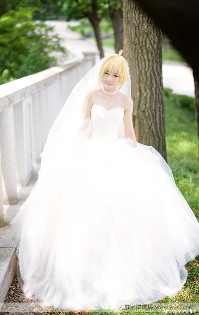 清纯美女纯白婚纱cos角色扮演cosplayplay