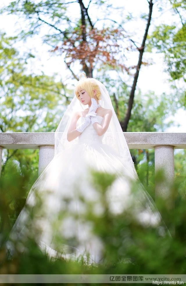 清纯美女纯白婚纱cos角色扮演cosplayplay