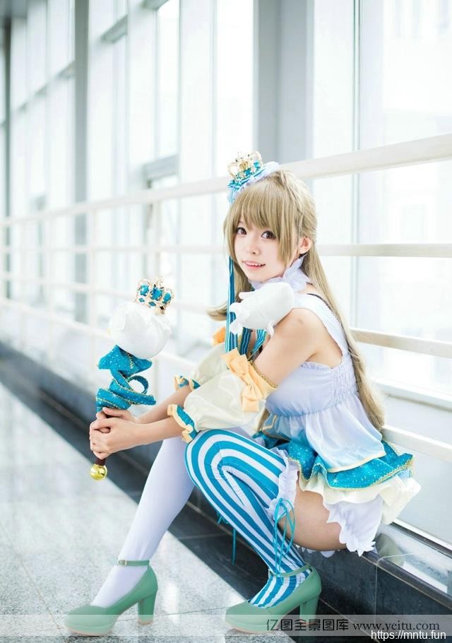 大眼清纯女孩甜美cospcosplay公主裙lay