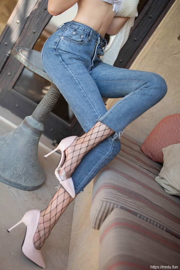 娇萌妹子陆萱萱网袜美腿极致撩人