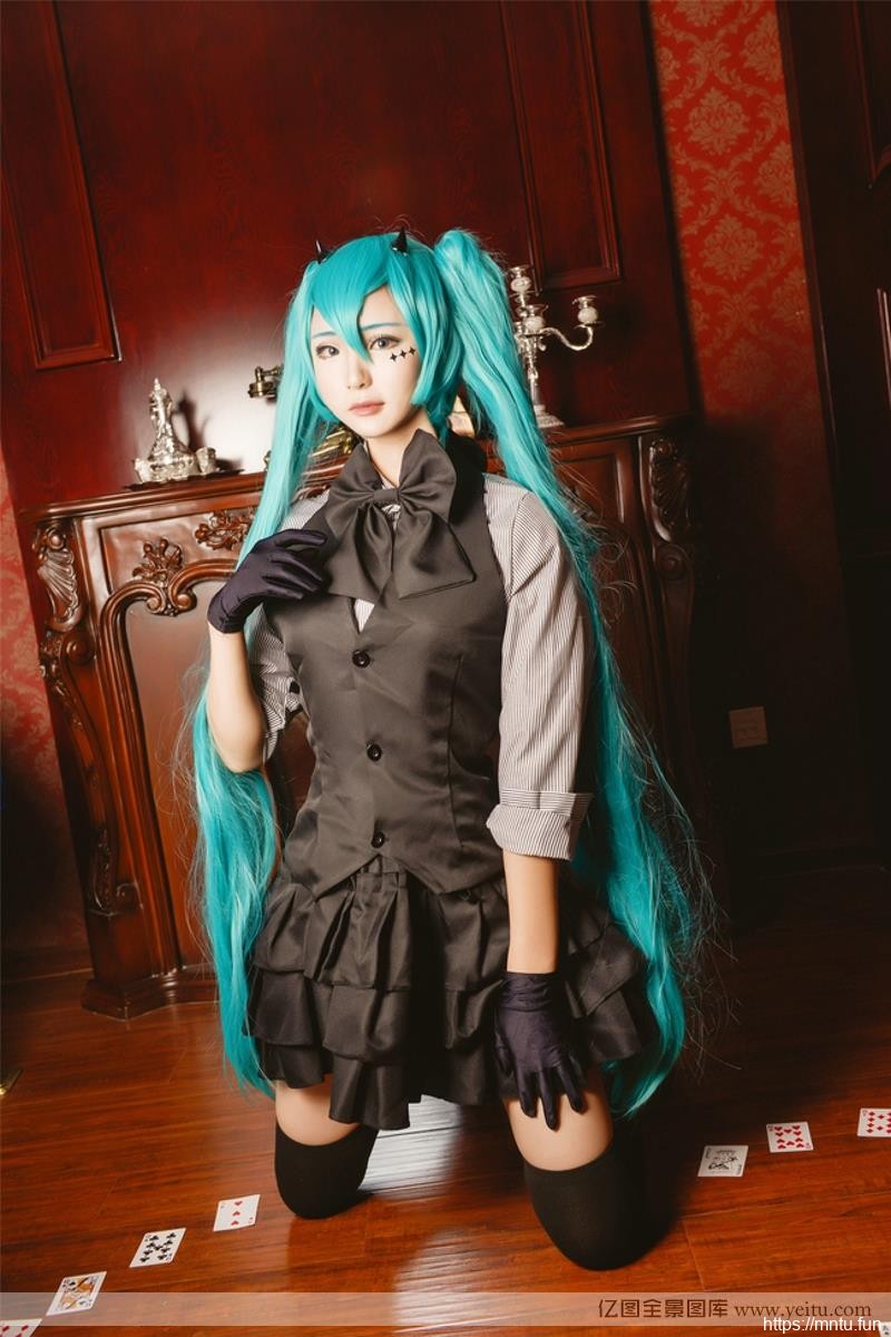 美女家初音未来黑丝真人cosplay美腿诱惑cosplay