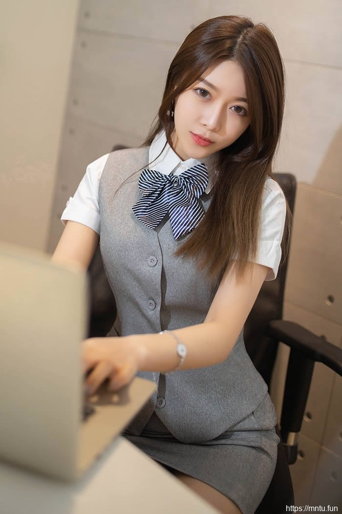 美女助理夏诗雯制服高跟极致引诱