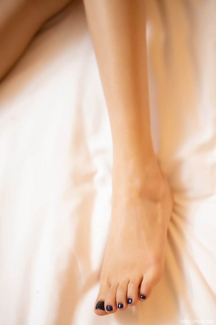 绝色御姐杨晨晨床上秀玉腿撩拨你