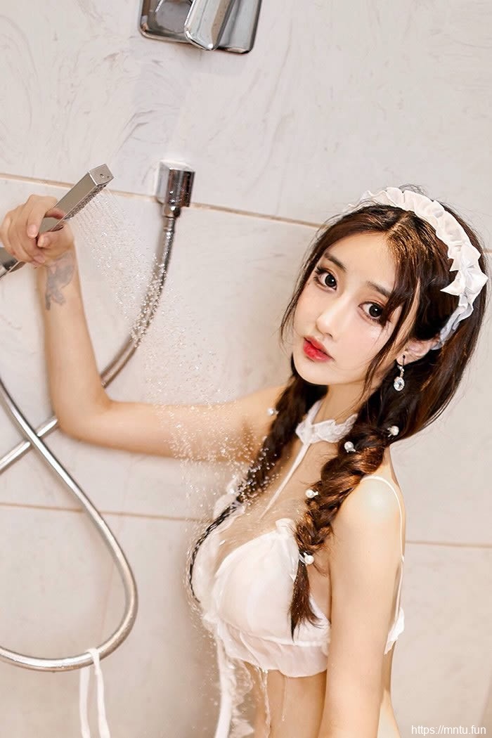 女神林子欣蕾丝女仆装湿身超养眼