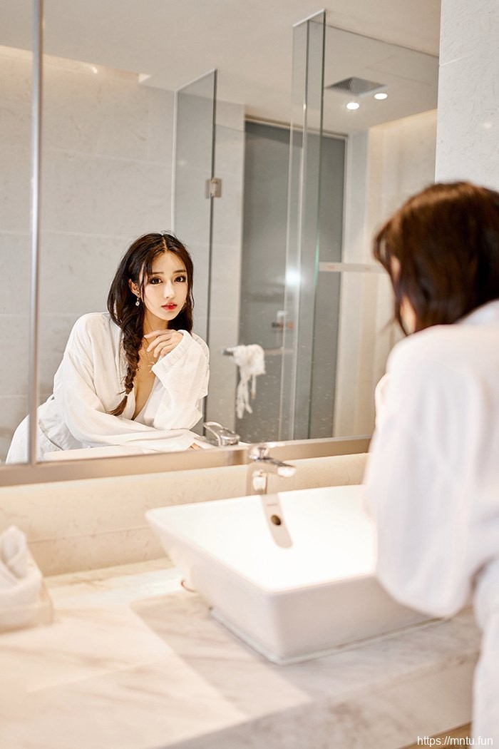 女神林子欣蕾丝女仆装湿身超养眼