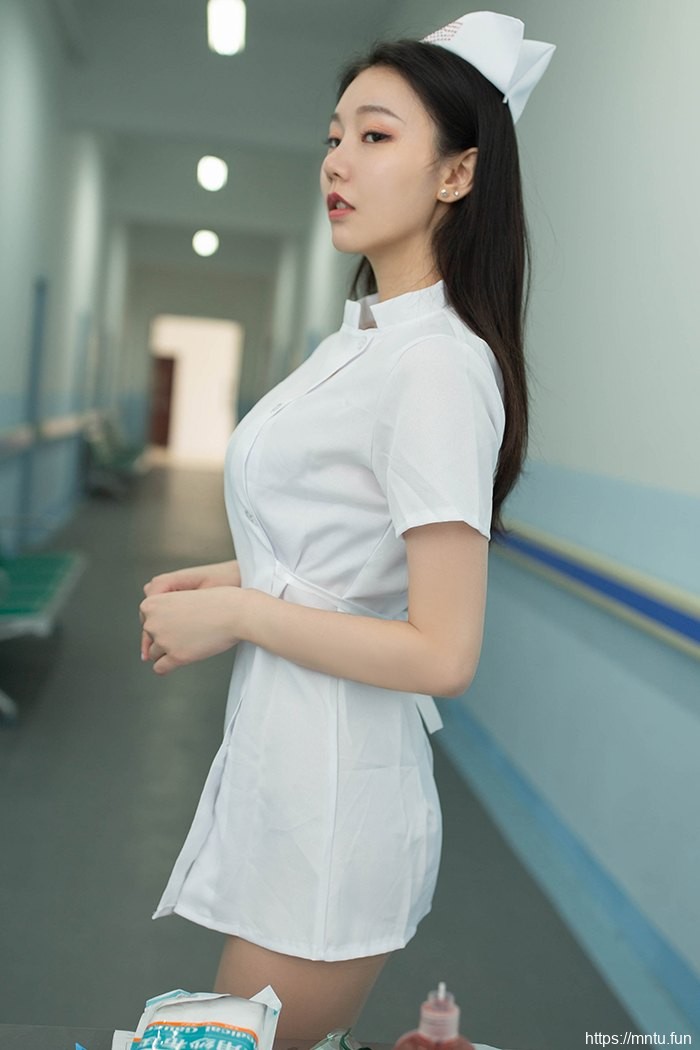 俏美天使安然制服扮护士看护治病