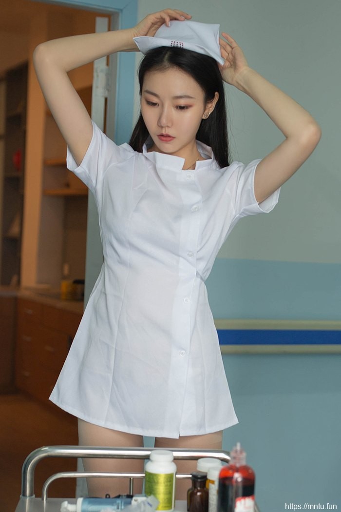 俏美天使安然制服扮护士看护治病