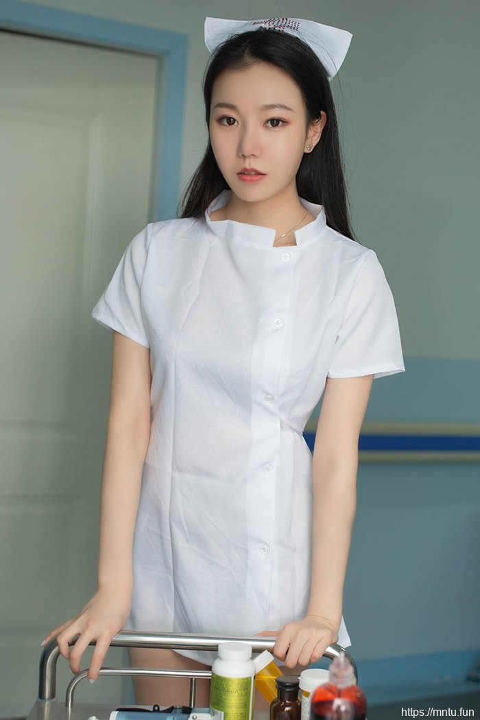 俏美天使安然制服扮护士看护治病