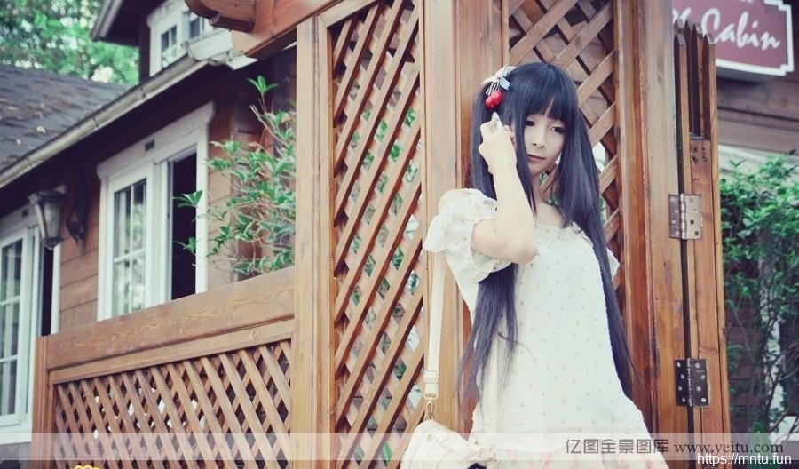 清纯妹子身穿白丝袜诱迷人coscosplay正片play