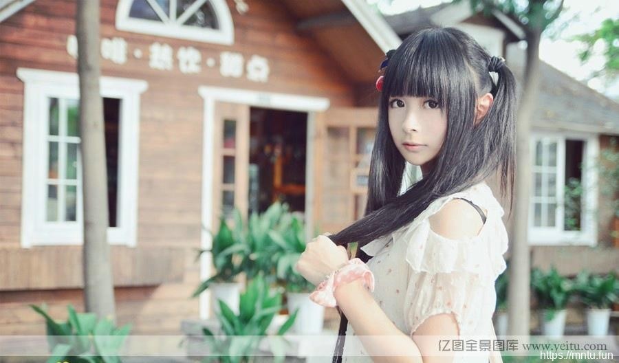 清纯妹子身穿白丝袜诱迷人coscosplay正片play