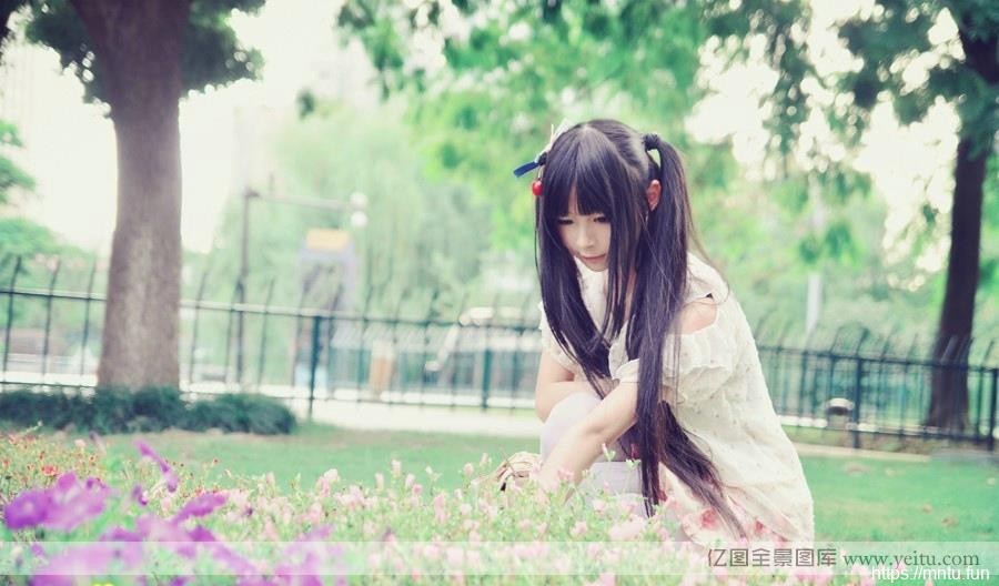 清纯妹子身穿白丝袜诱迷人coscosplay正片play