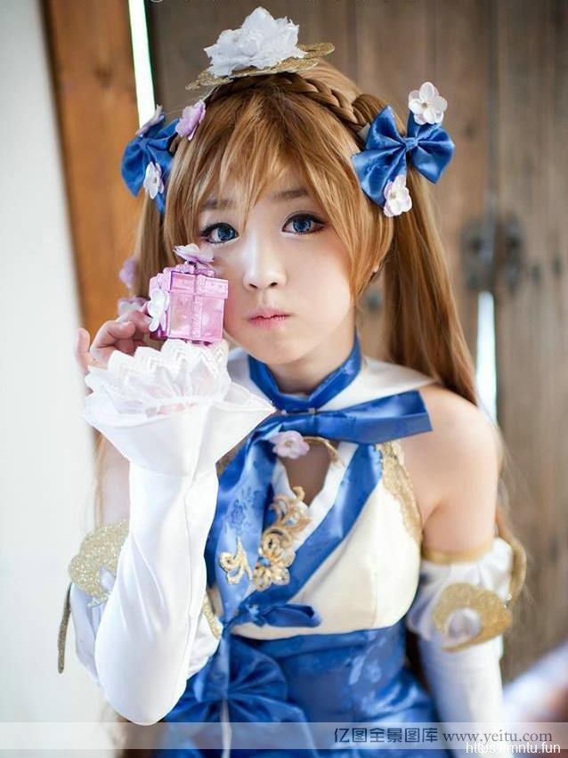 个性感cosplay性小萝莉扮演游戏角色cospaly