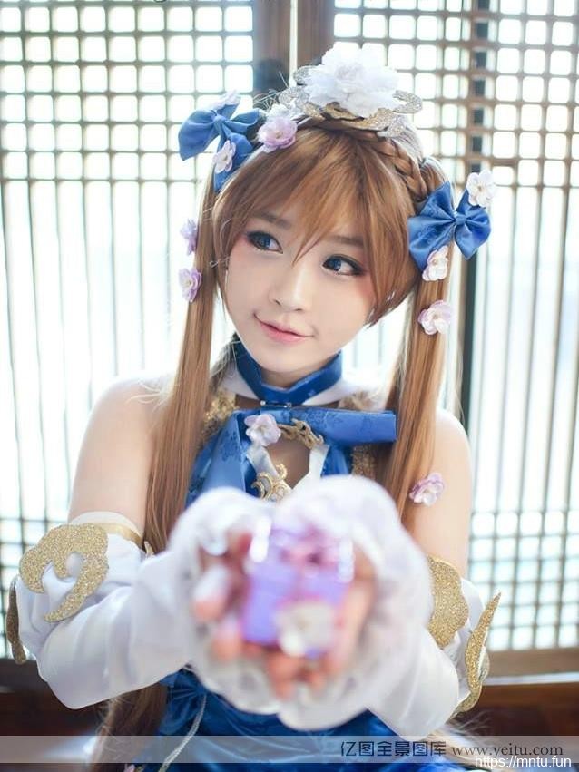 个性感cosplay性小萝莉扮演游戏角色cospaly