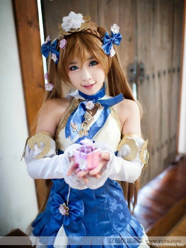 个性感cosplay性小萝莉扮演游戏角色cospaly