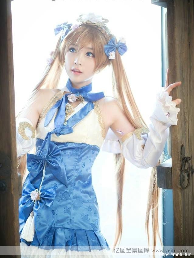 个性感cosplay性小萝莉扮演游戏角色cospaly