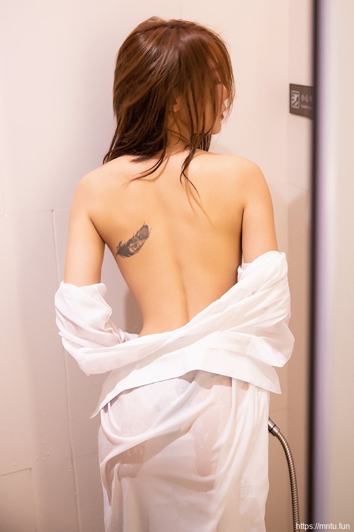 灵巧女友冯木木浴间湿身与你戏水