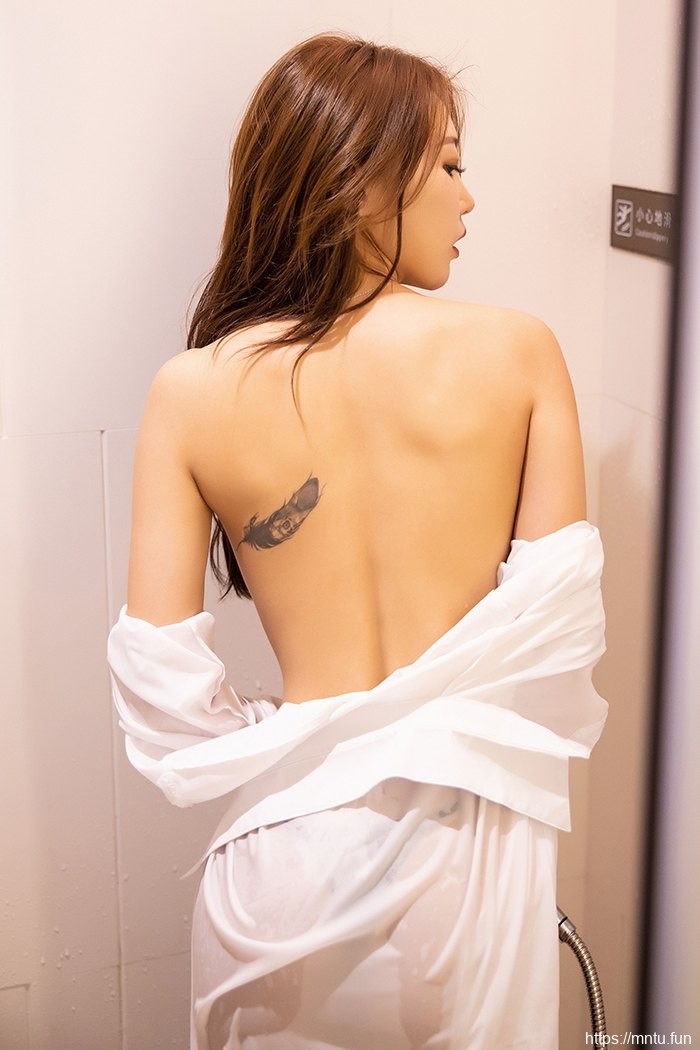 灵巧女友冯木木浴间湿身与你戏水