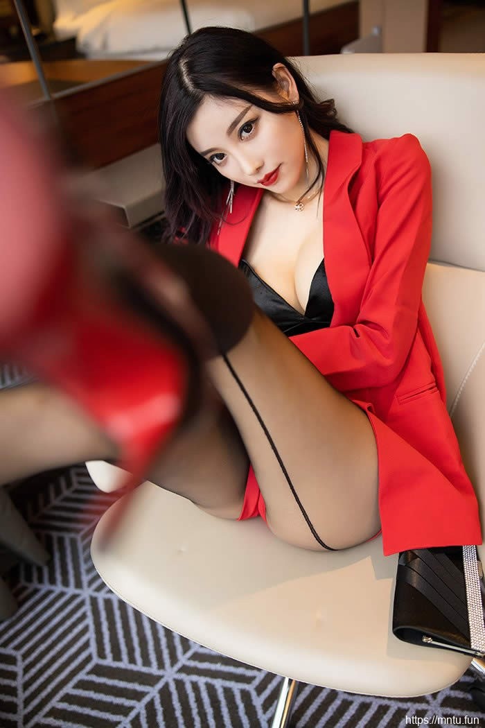 职员女秘杨晨晨黑丝红装贴心效劳