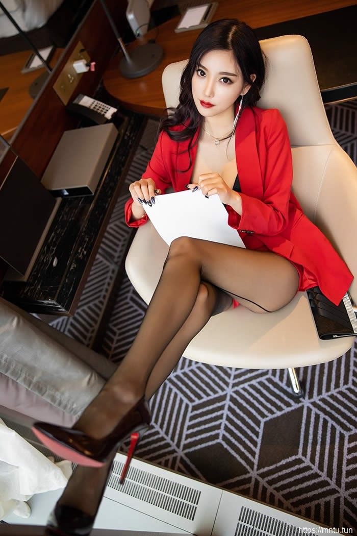 职员女秘杨晨晨黑丝红装贴心效劳