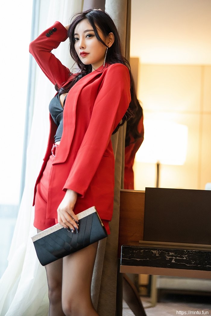 职员女秘杨晨晨黑丝红装贴心效劳