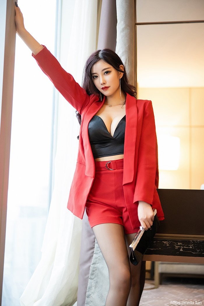 职员女秘杨晨晨黑丝红装贴心效劳