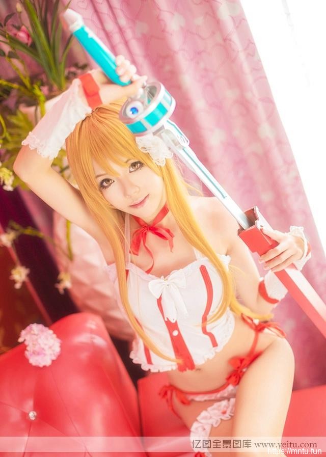 cosplay秀少女演绎热门网游《刀剑神域》COSPLAY