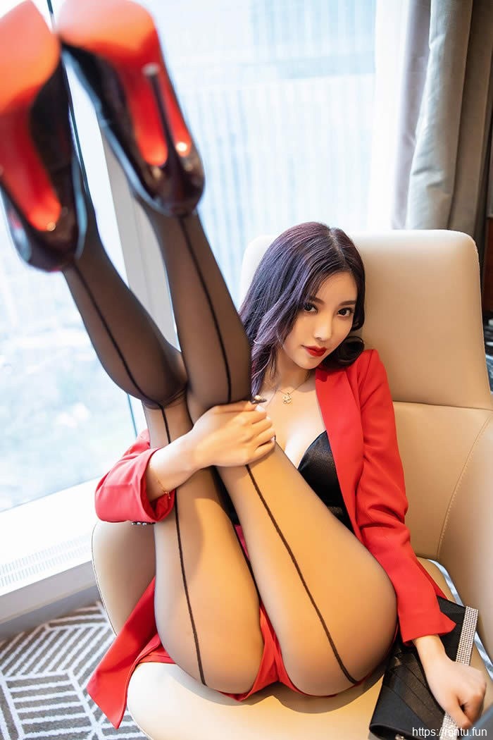 职员女秘杨晨晨黑丝红装贴心效劳