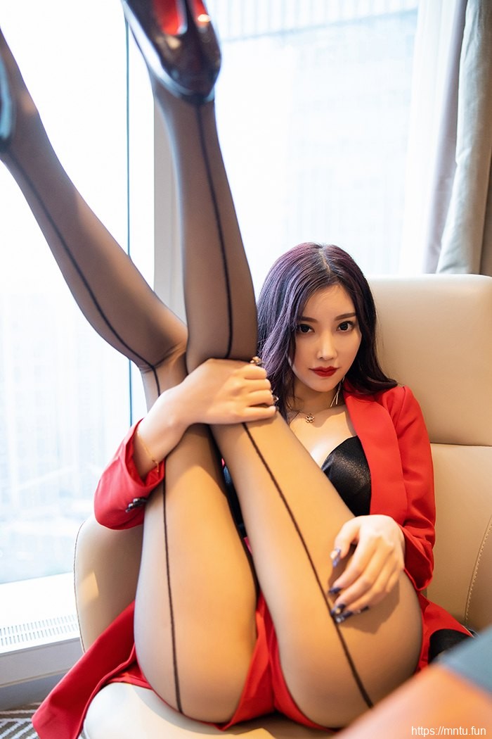 职员女秘杨晨晨黑丝红装贴心效劳