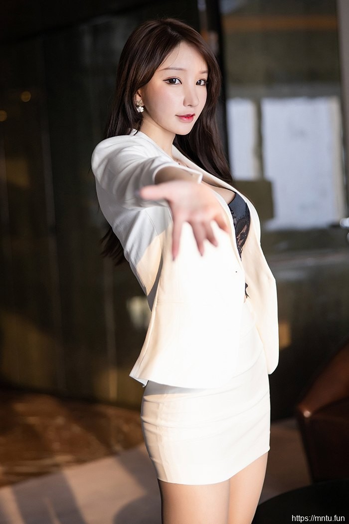 闷骚秘书周于希短裙美腿资势撩人