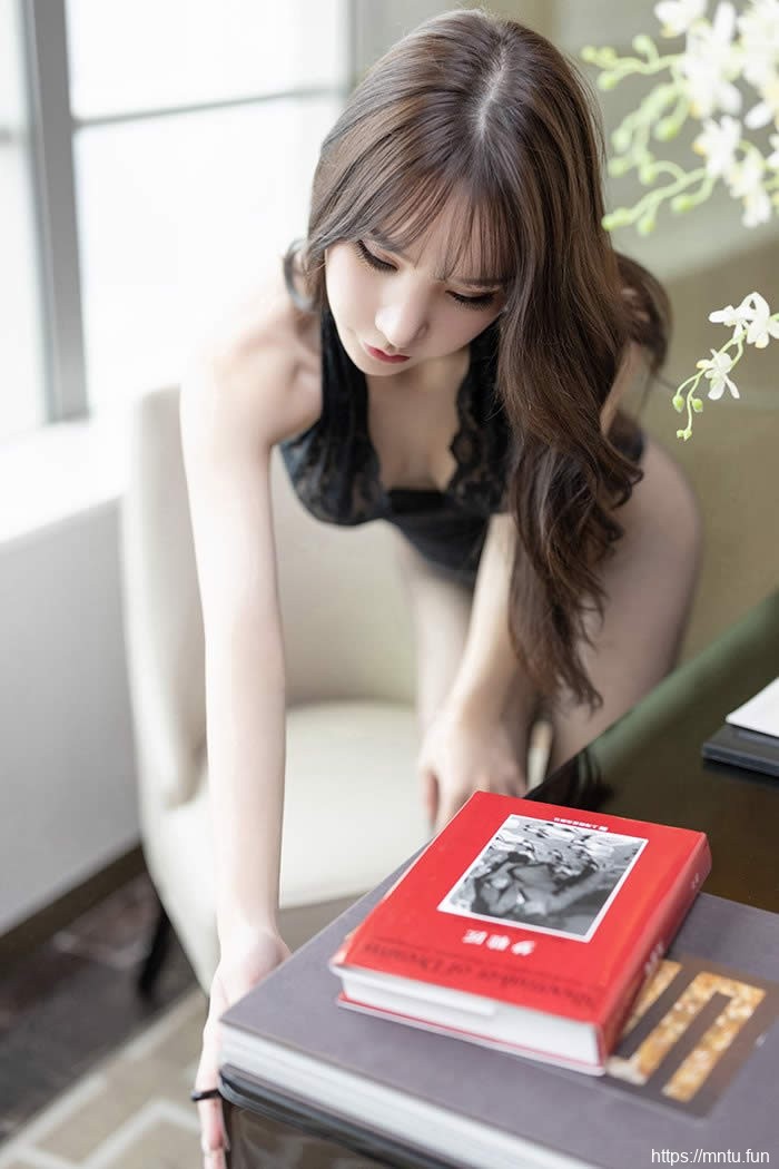 办公女郎周于希黑丝高跟多情效劳