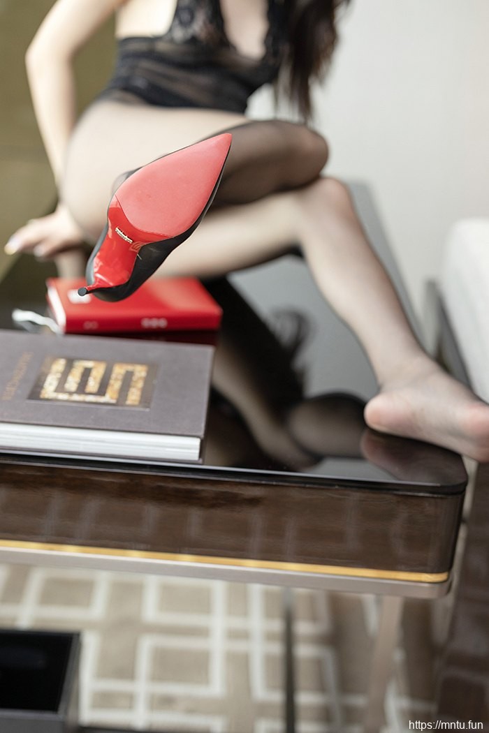 办公女郎周于希黑丝高跟多情效劳