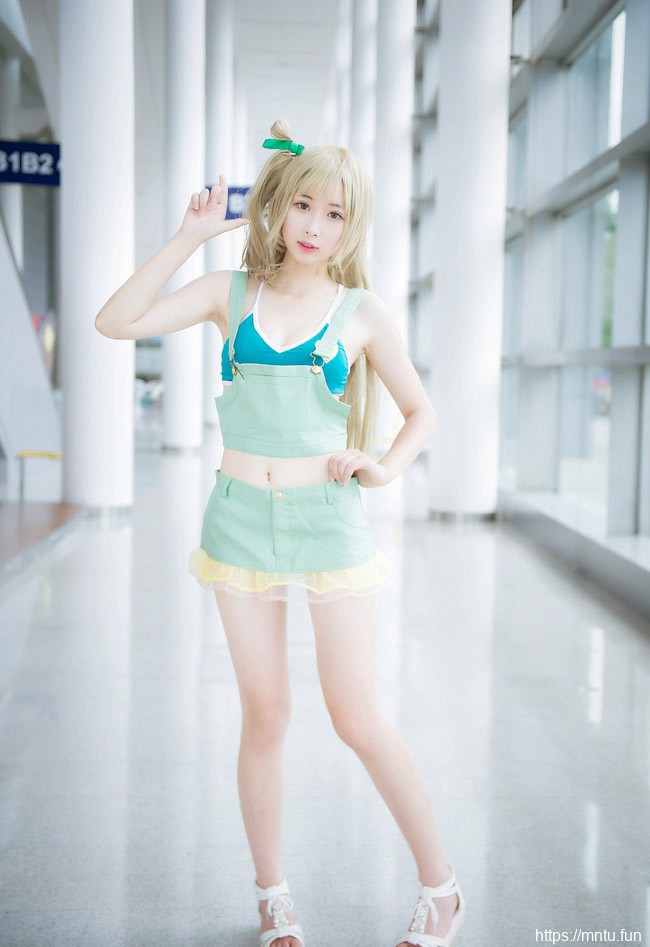 日本少女cosplay南小鸟酥胸美腿福利写真