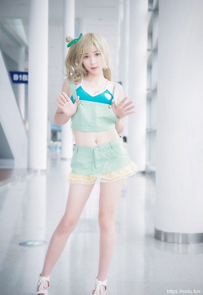 日本少女cosplay南小鸟酥胸美腿福利写真