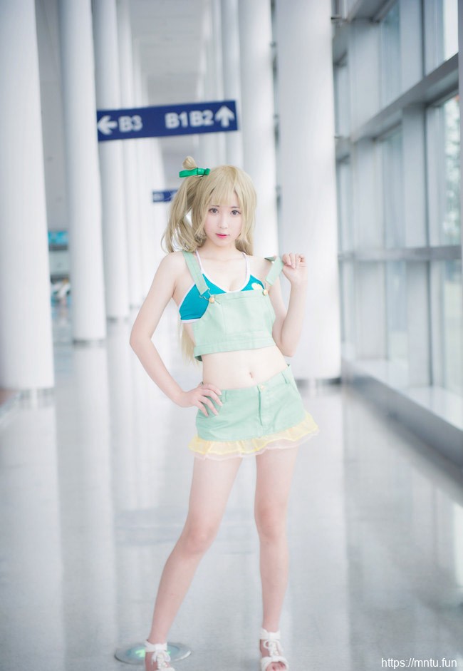 日本少女cosplay南小鸟酥胸美腿福利写真