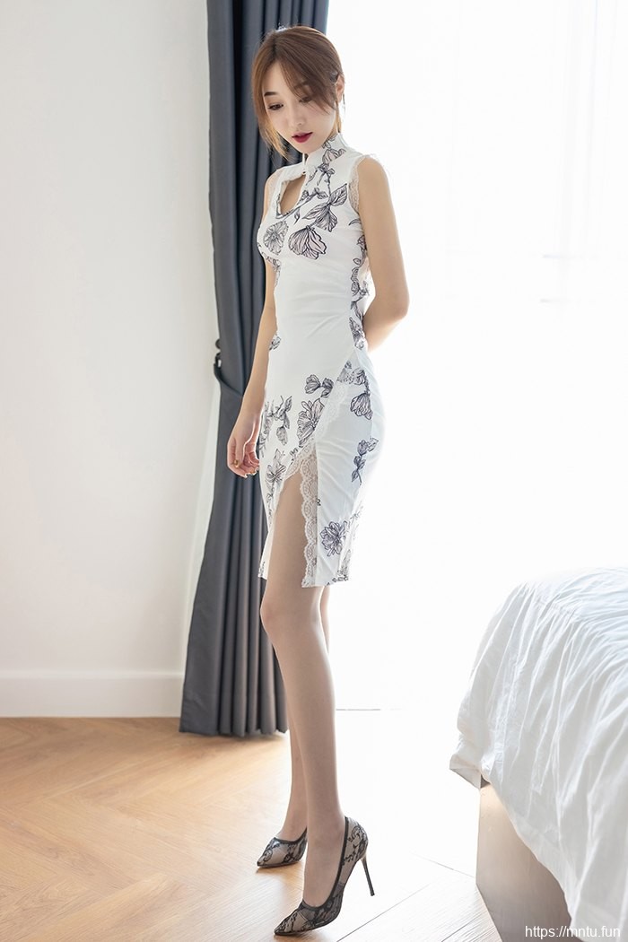 抱负女友九月生旗袍美腿撩人无比