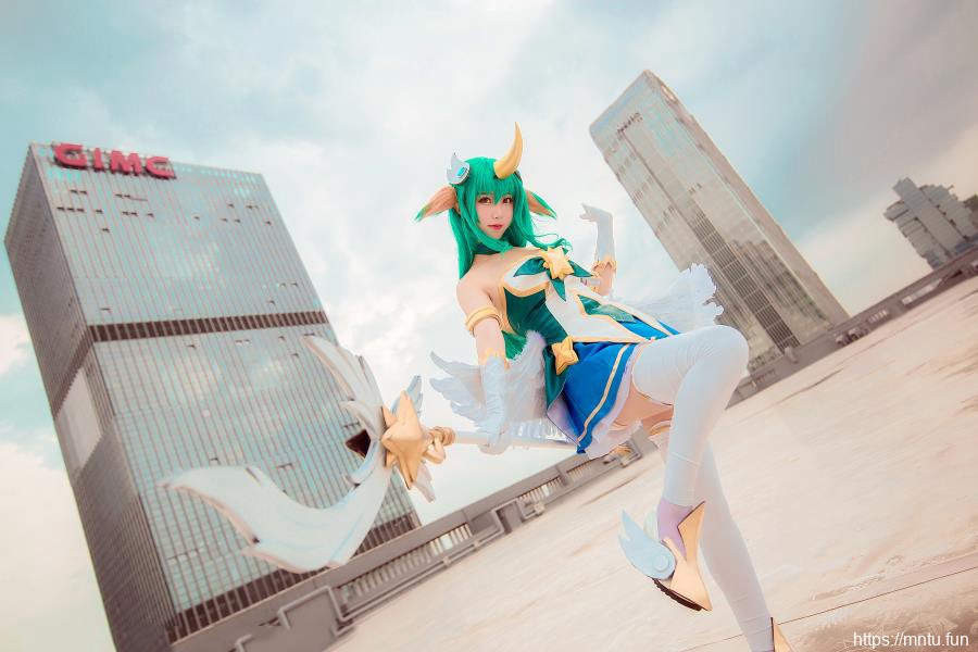 性感美女cos英雄联盟众星之子索拉卡图片