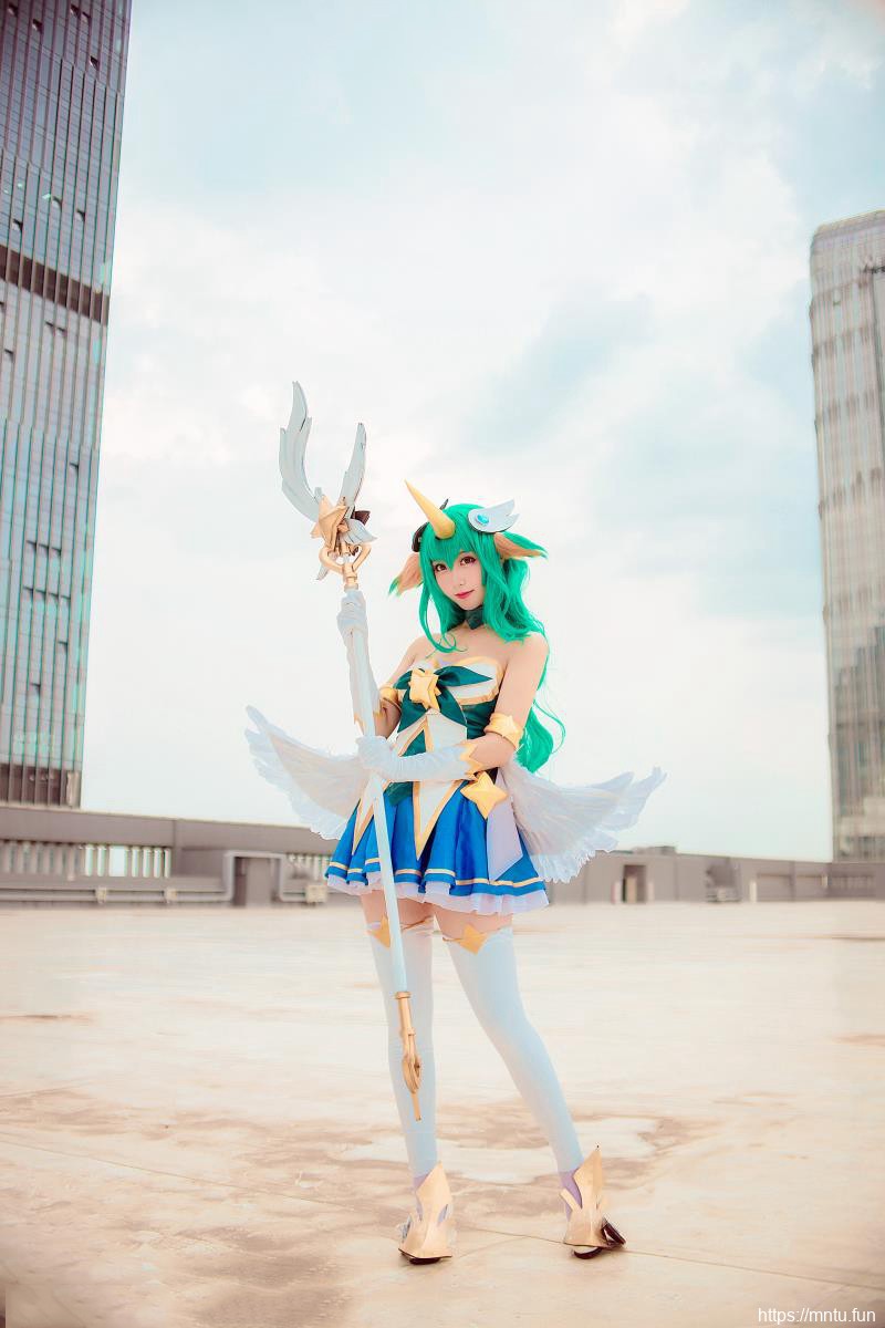 性感美女cos英雄联盟众星之子索拉卡图片