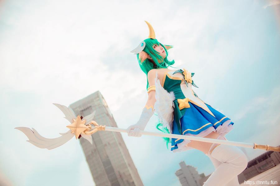 性感美女cos英雄联盟众星之子索拉卡图片