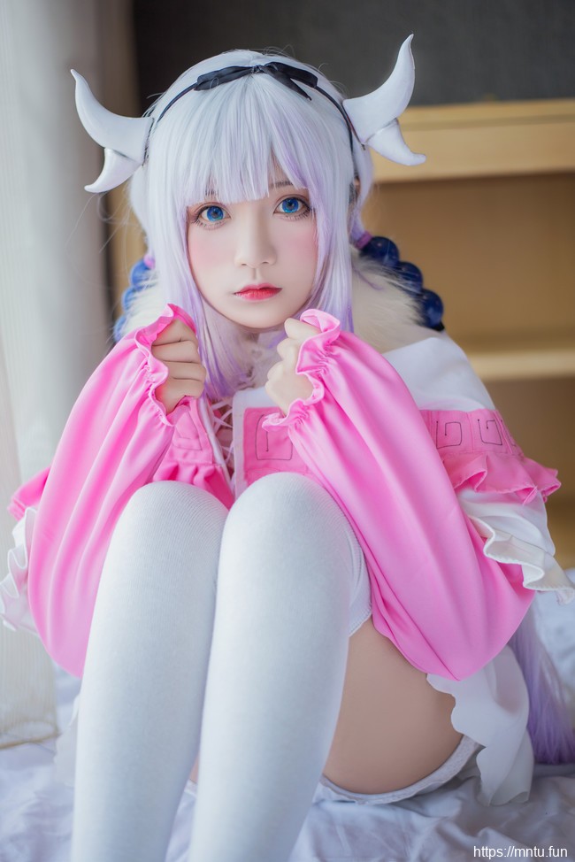 日本少女cos白丝美腿康娜卡姆依图片
