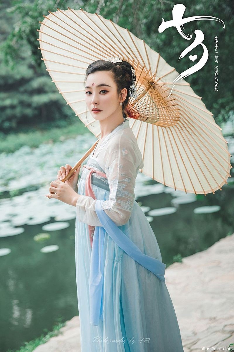 头条女神美cosplay的图片女模特Miss玄子化身白蛇传白素贞&amp;青小婉装扮美图