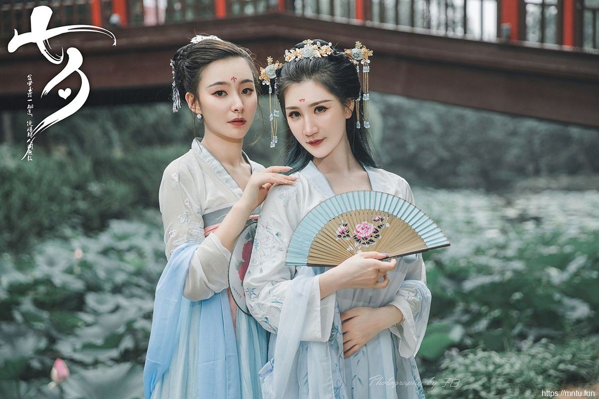 头条女神美cosplay的图片女模特Miss玄子化身白蛇传白素贞&amp;青小婉装扮美图