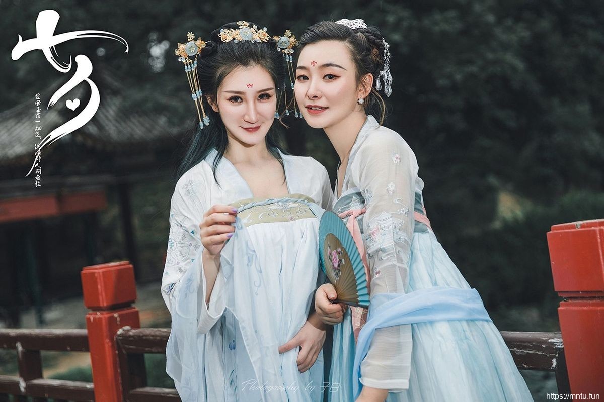 头条女神美cosplay的图片女模特Miss玄子化身白蛇传白素贞&amp;青小婉装扮美图