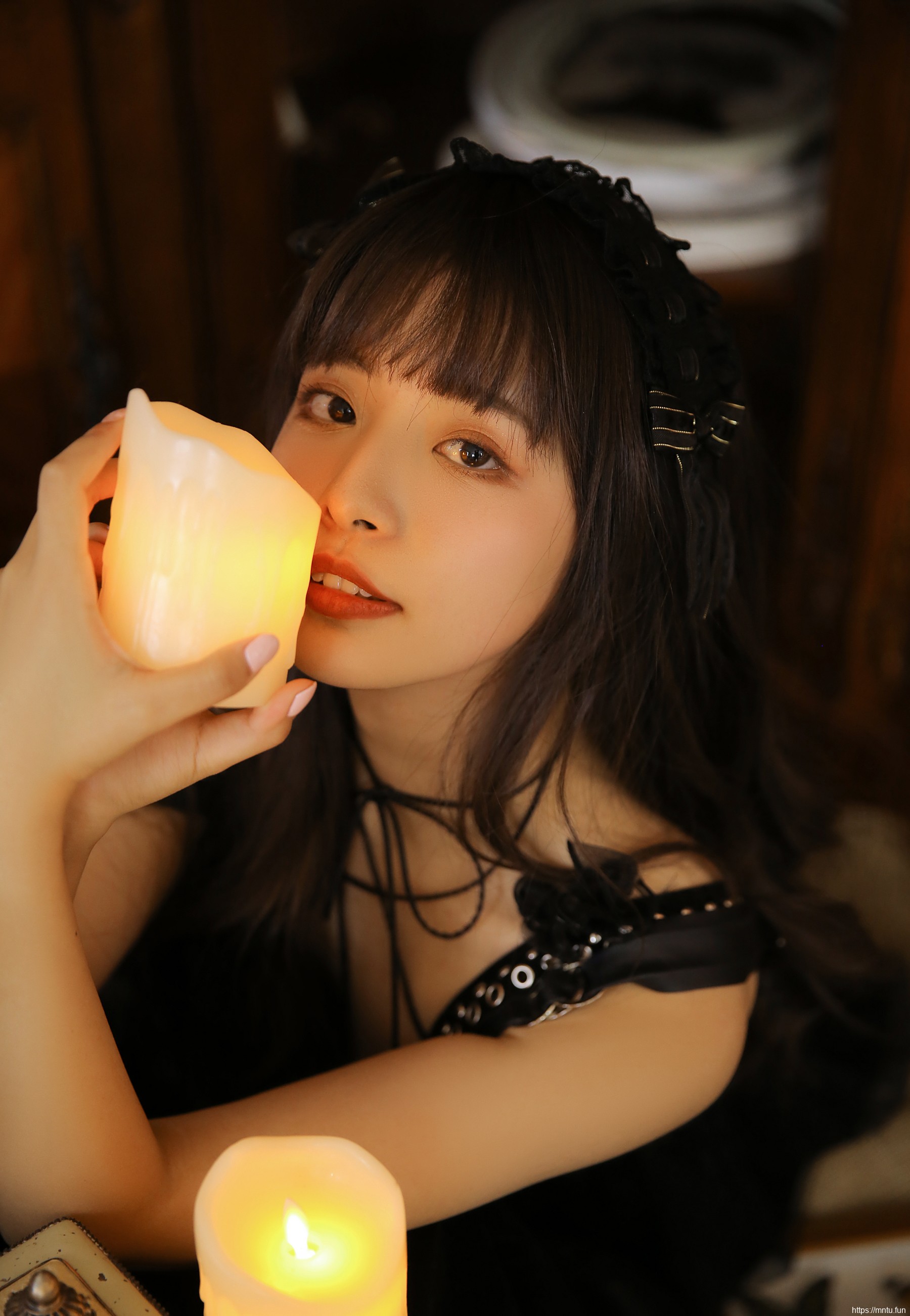 圆脸美女暗黑系美女艺术照片